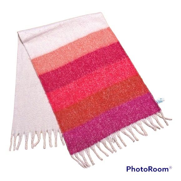 NWT GAP Pink Blanket Chunky Scarf with Fringe